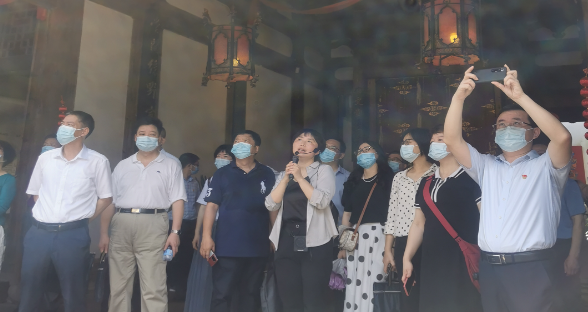 王赣闽在现场教学点为同学们讲述党史 刘益清摄"三坊七巷"位于福建省