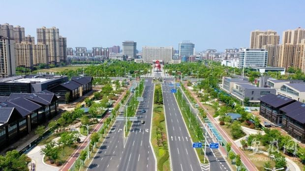 三座花瓣状流线型椭圆形建筑是新建成的天长市文化艺术中心,沿建筑