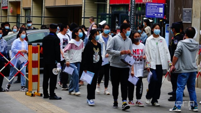 西寧市第二中學考點學生走入考場(央廣網記者 張海東 攝)記者從西寧市