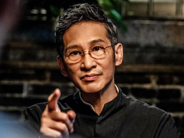 老戏骨王劲松陪89岁母亲看病!行程超过六个小时,全程低调无助理