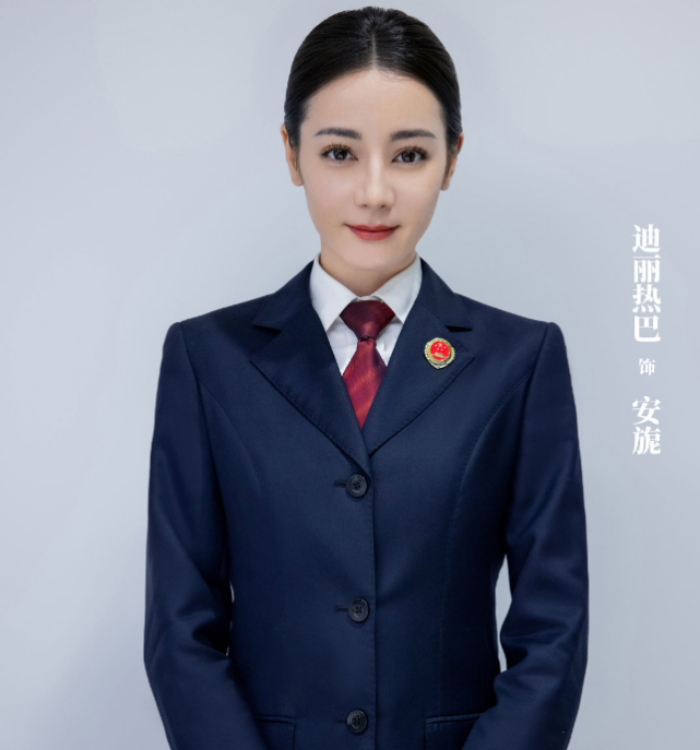 虽说迪丽热巴饰演的检察官安旎话题度一直很高,但男主何陆源的饰演者
