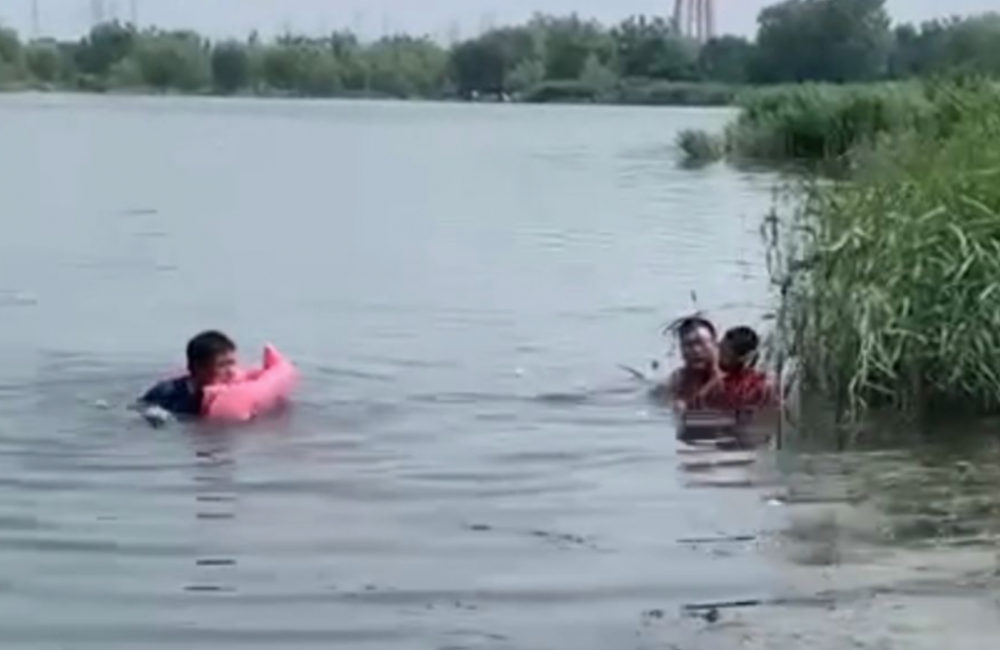 父亲节当天，一男子为救落水儿童遇难，有小孩在岸边哭喊“爸爸”