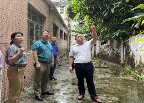 汤坑一小学后山出现山体滑坡