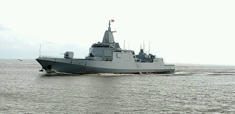 055型8号咸阳舰未刷舷号却已挂满旗打出横幅即将服役