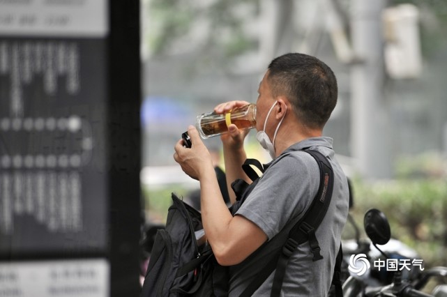 1/6中国天气网讯 今天(6月21日)进入夏至节气,北京天气潮湿闷热,最高