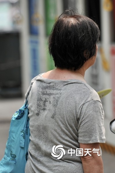 夏至日北京潮湿闷热 街头市民汗流浃背