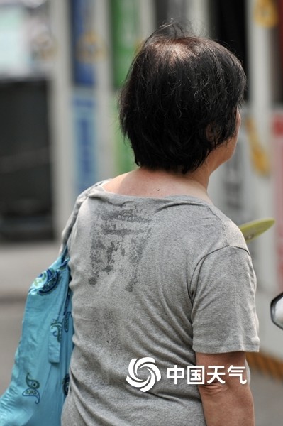 1/6中国天气网讯 今天(6月21日)进入夏至节气,北京天气潮湿闷热,最高