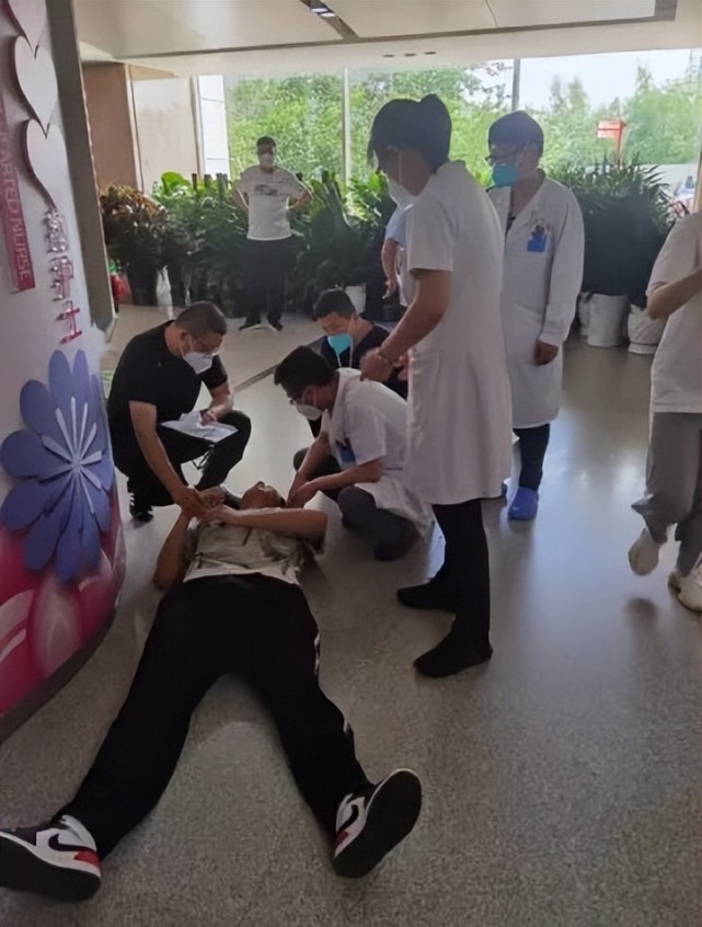 18岁少年突然晕倒,吉大一院医生紧急施救