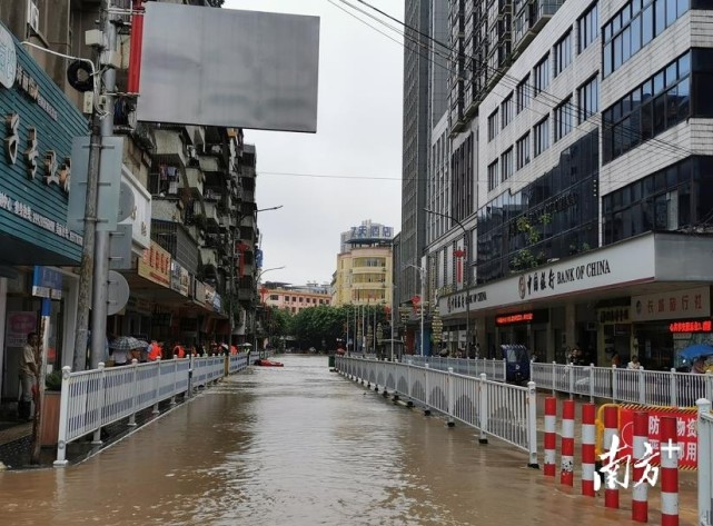 暴雨來襲,韶關樂昌市區多處路段發生內澇