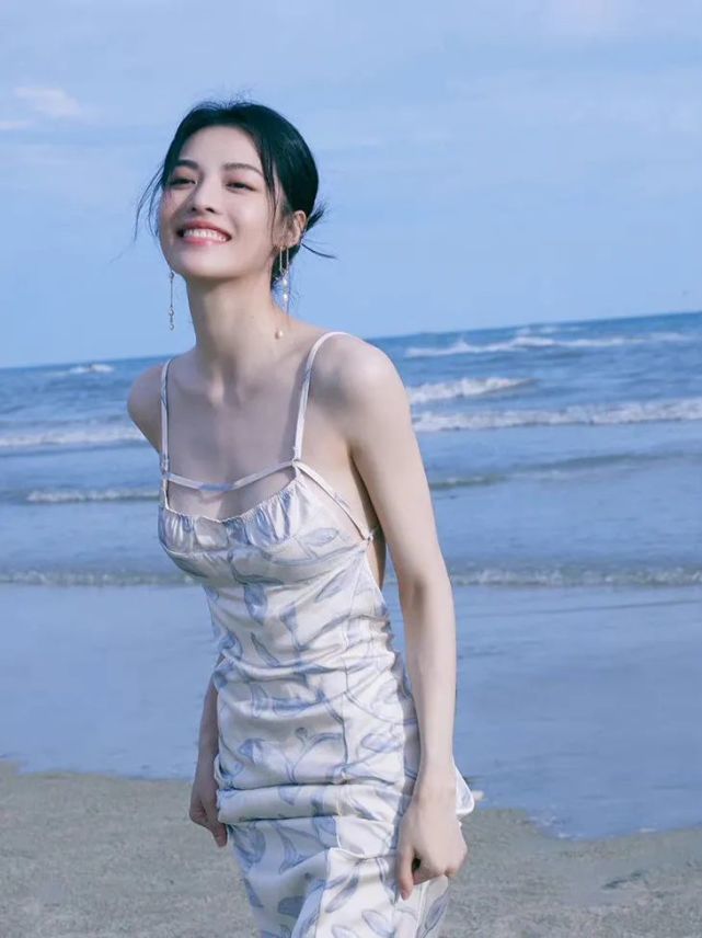 今年最火的泳装杨采钰穿了