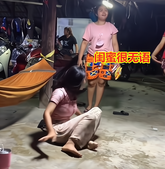 女子喝醉发酒疯,浑身难受在地上打滚,闺蜜见状不阻拦还看得很开心
