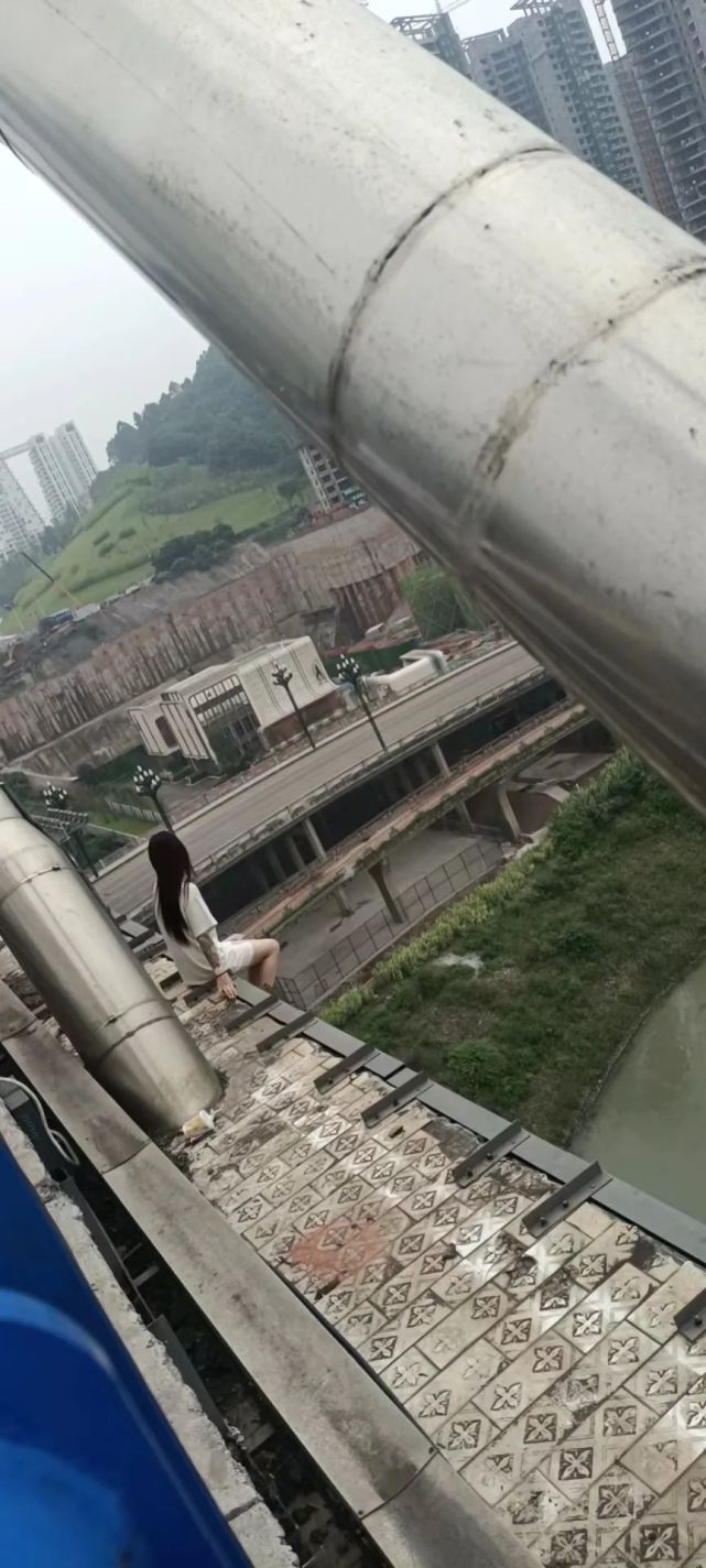 痛心宜宾长江桥一21岁女子跳桥自杀当场死亡