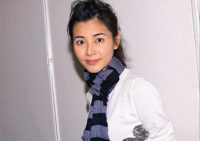 郑伊健48岁妻子移居日本,素颜现身公园无人识,躺树下摆拍不嫌脏