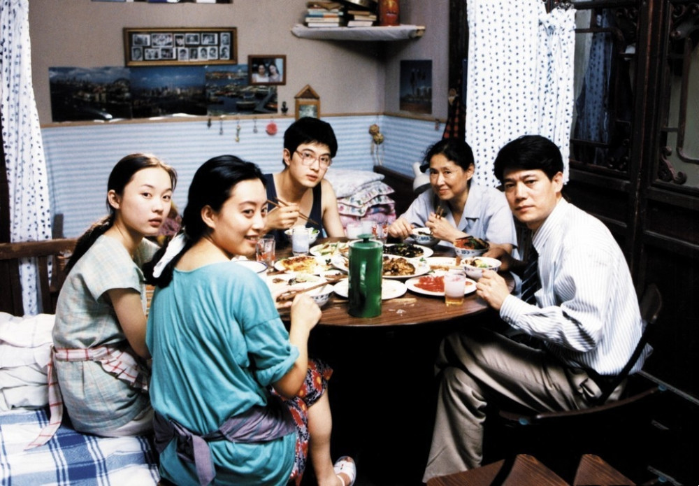 考入上海戏剧学院之后,便于1993年,凭借着电视剧《胭脂楼》,正式进入