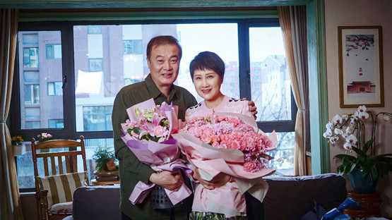 张凯丽携富豪老公逛夜市紧贴老公帮忙整理衣角全程牵手超腻歪