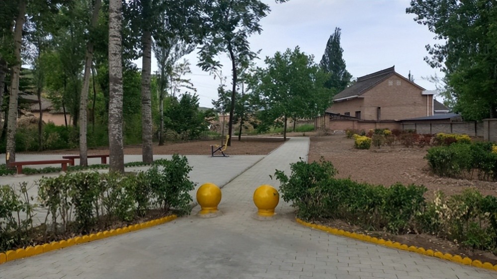 陇县城关镇神泉村昔日垃圾场变身休闲小广场