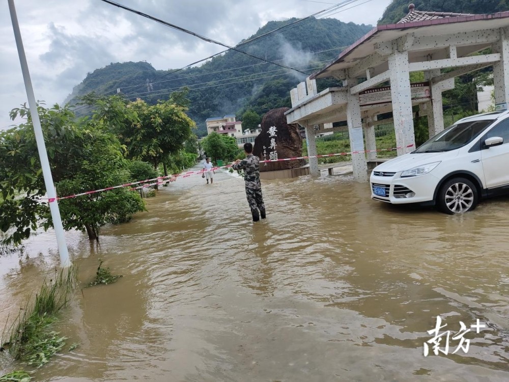 英德大部区域出现暴雨到大暴雨,在连续强降雨下,桥头镇,东华镇,英红镇