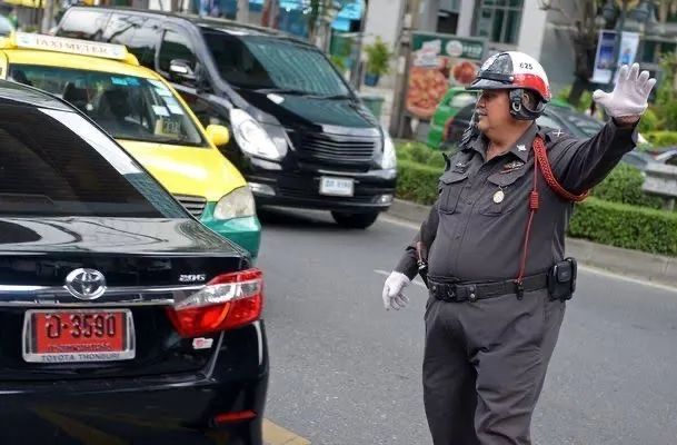 为什么泰国警察的制服那么紧