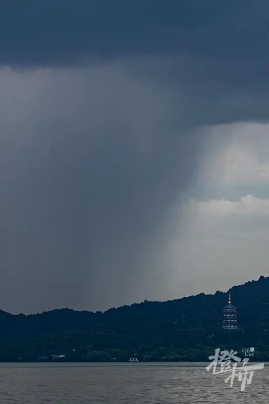 带你感受今日西湖的局部阵雨,雨后更惊艳