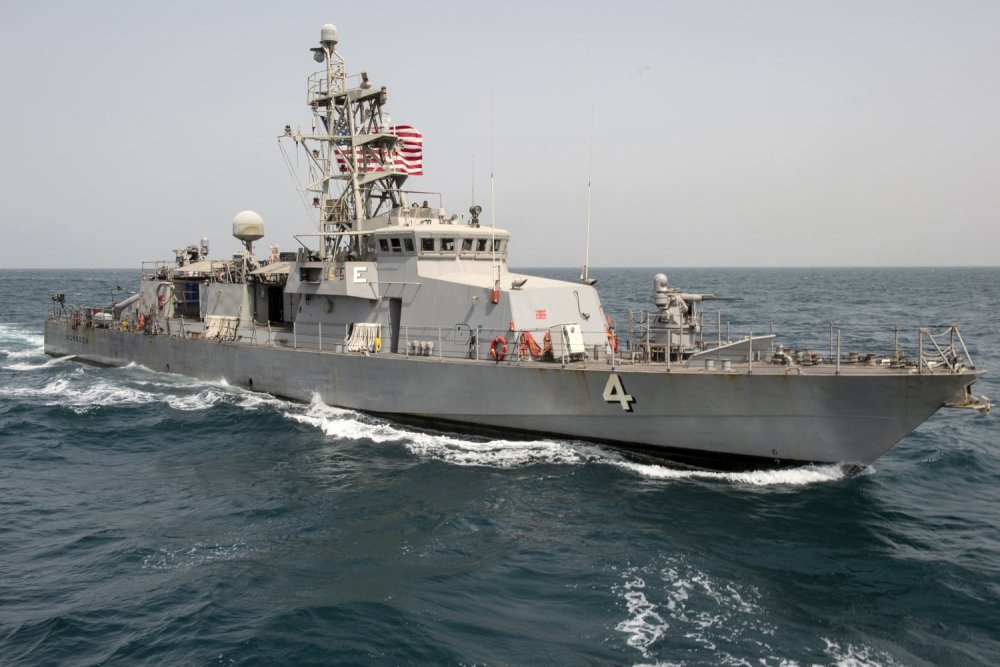 美国海军说,飓风级巡逻舰"热风"号和先锋级高速运输舰"乔克托城"号在