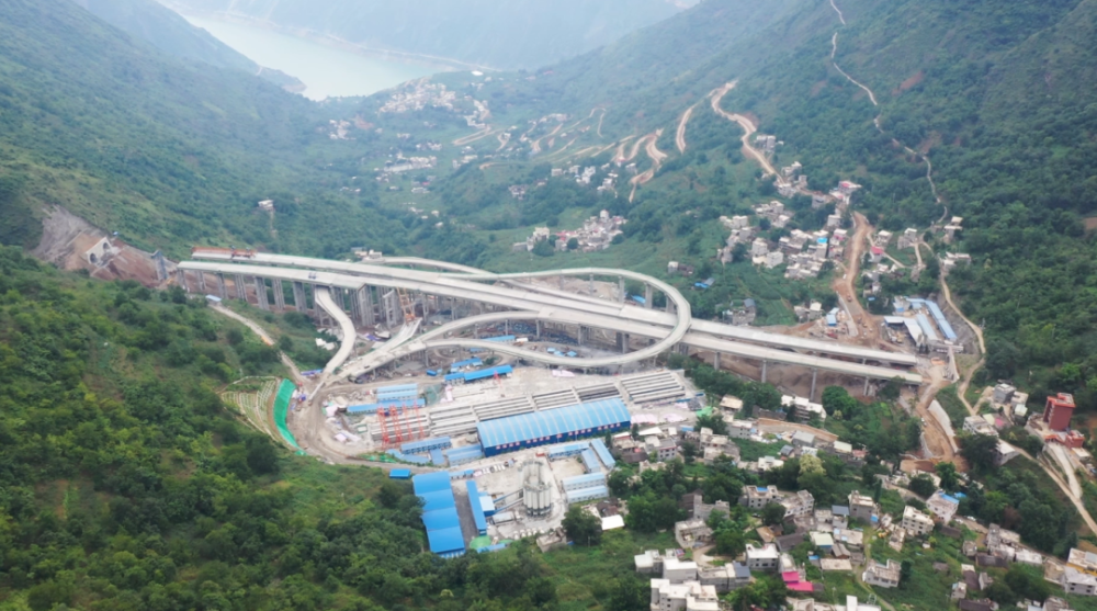 大关至永善高速公路东联银昆高速,西联成都至丽江高速,是云南省高速