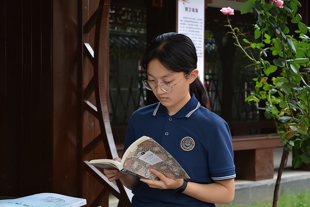 妈妈万静慧坦言,自己从来没有刻意培养过女儿,而是像流水一样辅助着