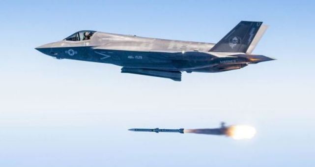 【f-35战机发射aim-120空空导弹】