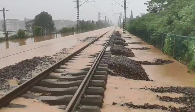 铁路部门检查发现沪昆线上饶至广丰间k540 00至k549 900处水漫钢轨