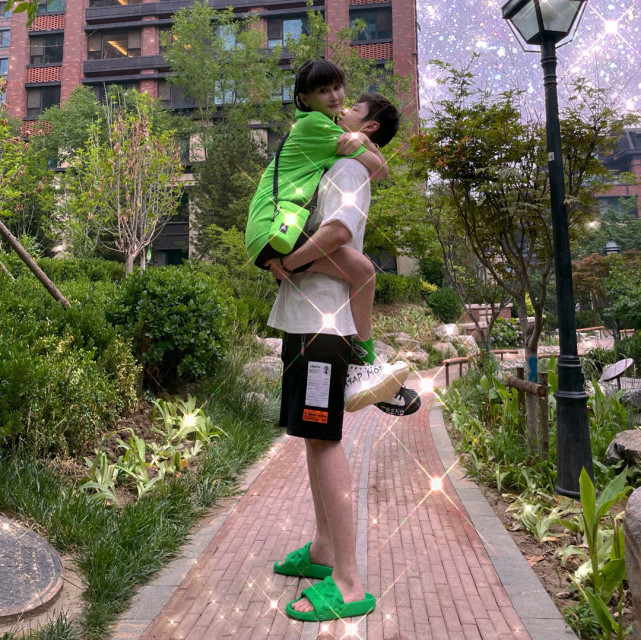 赵本山女儿球球与男友甜蜜拥抱秀恩爱我们会一直到老