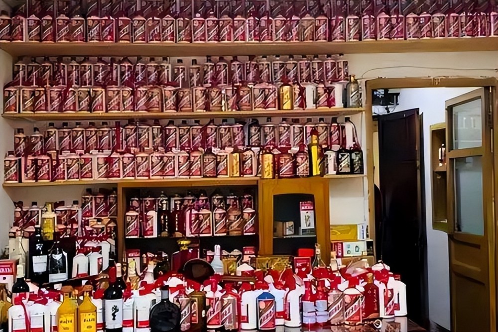 無意間爆出了家里“一屋子的茅臺酒”吸引了大批網友前來圍觀