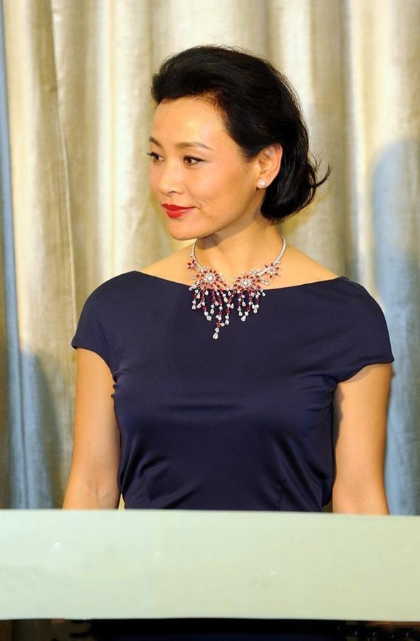 61岁陈冲状态真绝!一袭蓝裙配钻石项链高雅贵气,怼脸拍看着像41插图5