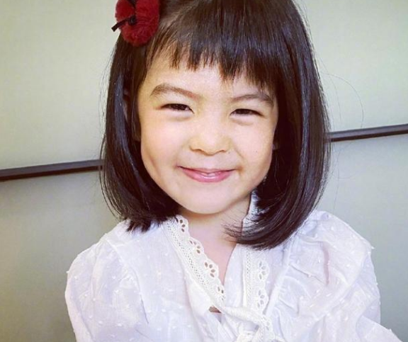 下巴像爸爸眼睛成弱视贾静雯的3个女儿似乎没有那么可爱了