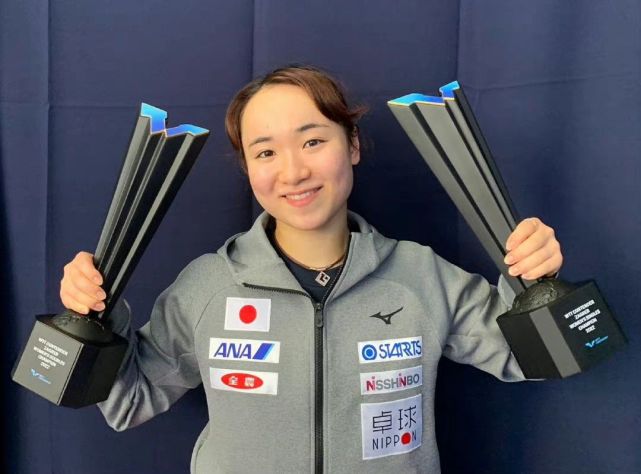伊藤美诚笑容灿烂!手捧冠军双杯重拾信心,表态从未失去积极能量