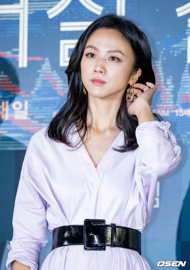 43岁汤唯气质绝了白色长裙冻龄感满满网友一米七拍成一米五