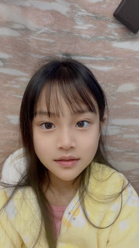 甜馨自认为颜值逆袭成功李小璐晒对比照调侃女儿离逆袭还差几年