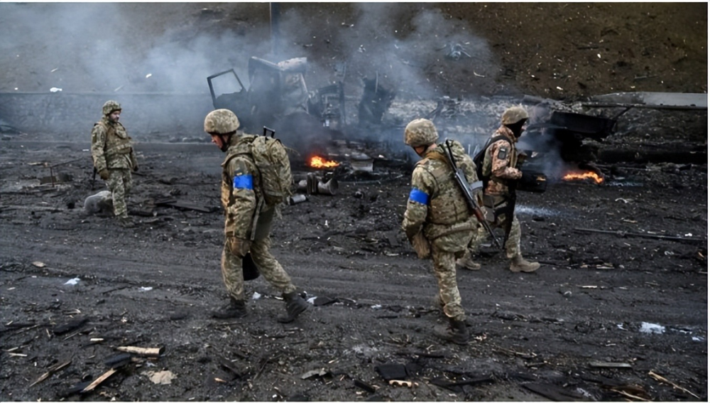 一队乌军士兵举白旗投降半路突然杀出一辆战车无差别开火击毙