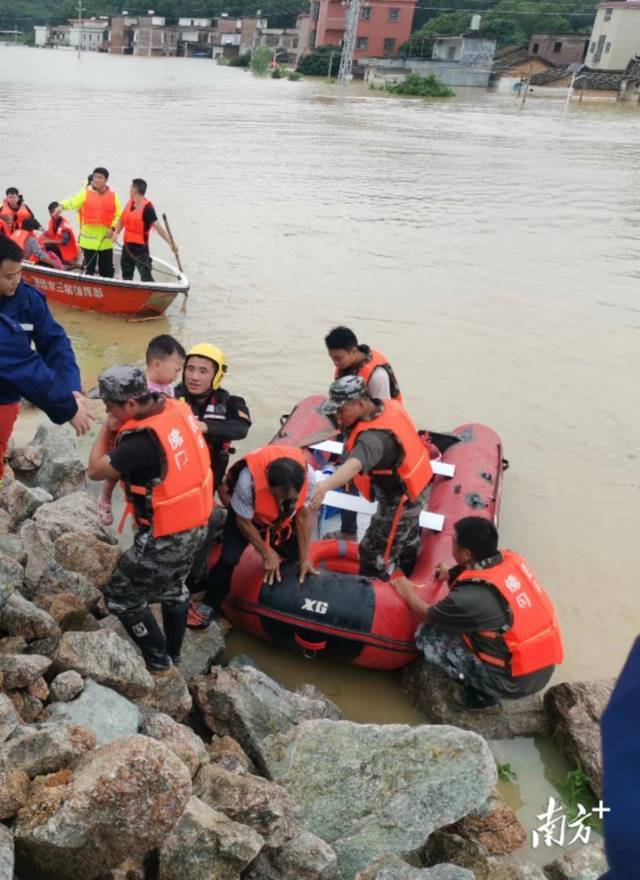 6月20日,面对来势汹汹的北江洪水顶托,佛冈县人武部闻令而动,紧急组织