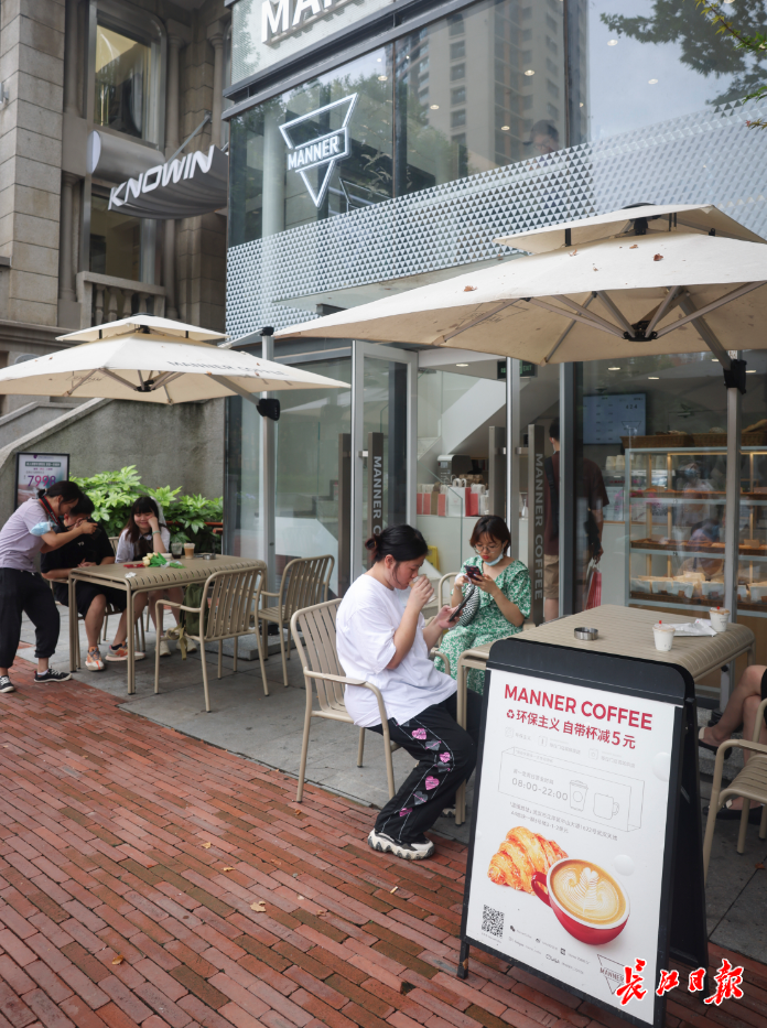 武汉天地商圈的一家咖啡馆提倡环保,自带杯子可减5元.