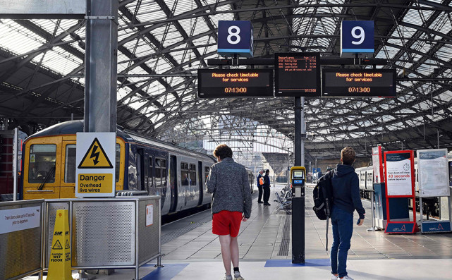 早安世界不同意涨工资英国铁路爆发30多年来最大罢工