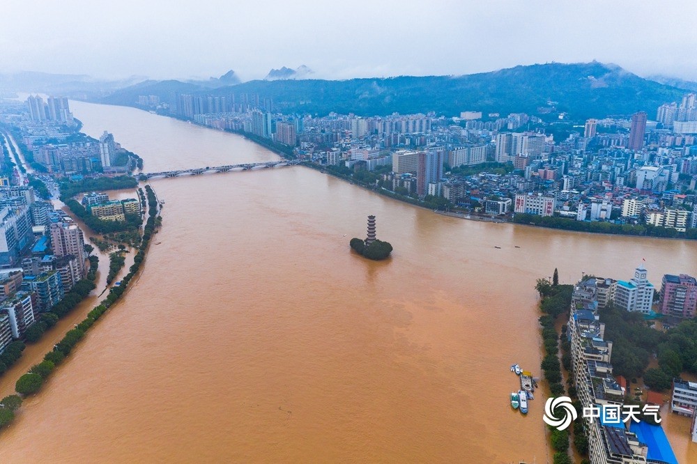 广东韶关境内水位暴涨救援人员紧急转移受困居民