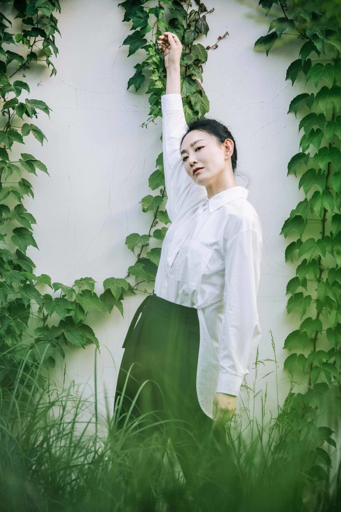 演员邓荔心夏日写真曝光 清新淡雅宛如置身新绿林间_腾讯新闻