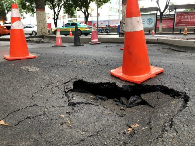 灞桥区路面塌陷图片