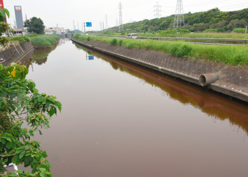 日本制铁公司泄漏3000立方米脱硫液：附近河水赤红鱼类死亡（图）