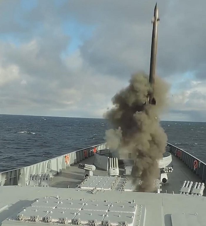 俄军6艘战舰列阵黑海，报复乌军偷袭油井？几十枚导弹蓄势待发