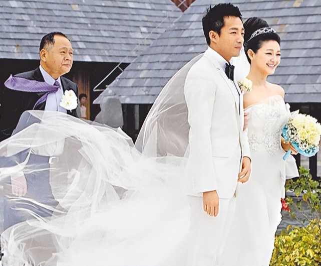 大s与初恋的婚纱照,头戴洁白头纱被具俊晔搂着,没有皇冠照样美