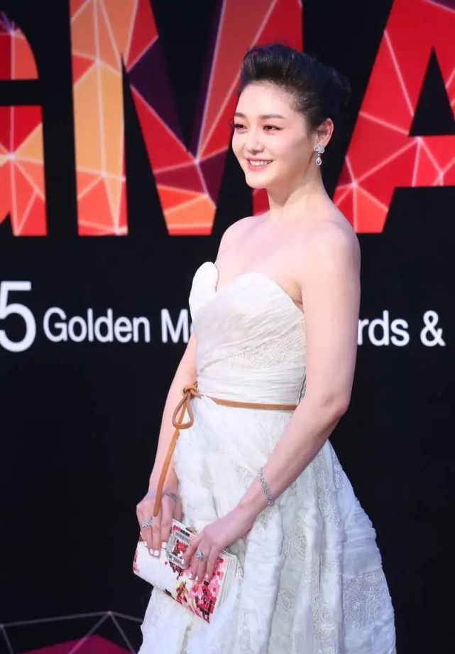 在时尚界当中有很多比较经典的高端颜色,但是对于一些年龄比较大的