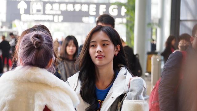 路人镜头下的鞠婧祎让我明白,有些人生来就是"吃这碗饭"的!