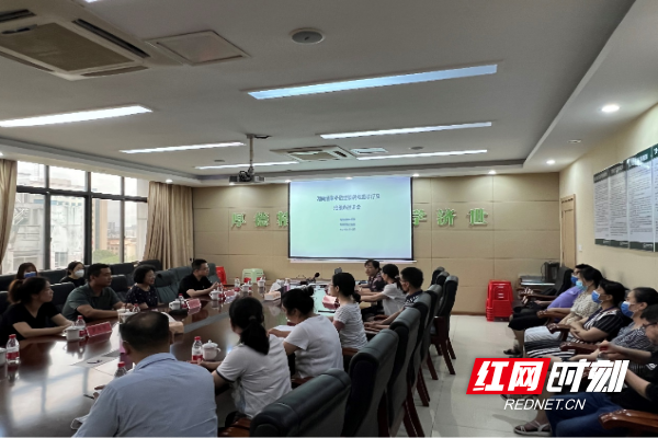 株洲市二医院业务副院长刘建民和医院相关科室医护人员参加学术交流会