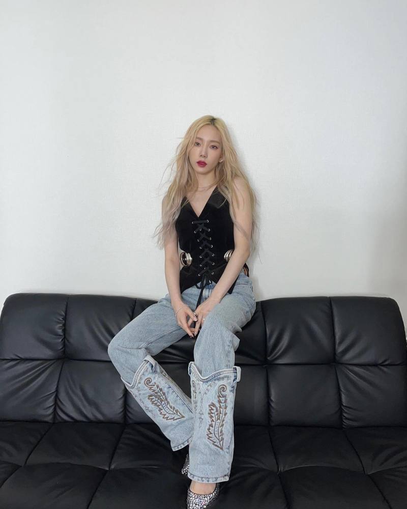 变身魔女少女时代泰妍紧身马甲秀出迷人身材诱惑力爆发