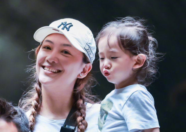 应采儿带俩孩子出游jasper越长大越帅气弟弟正面照终于公开了